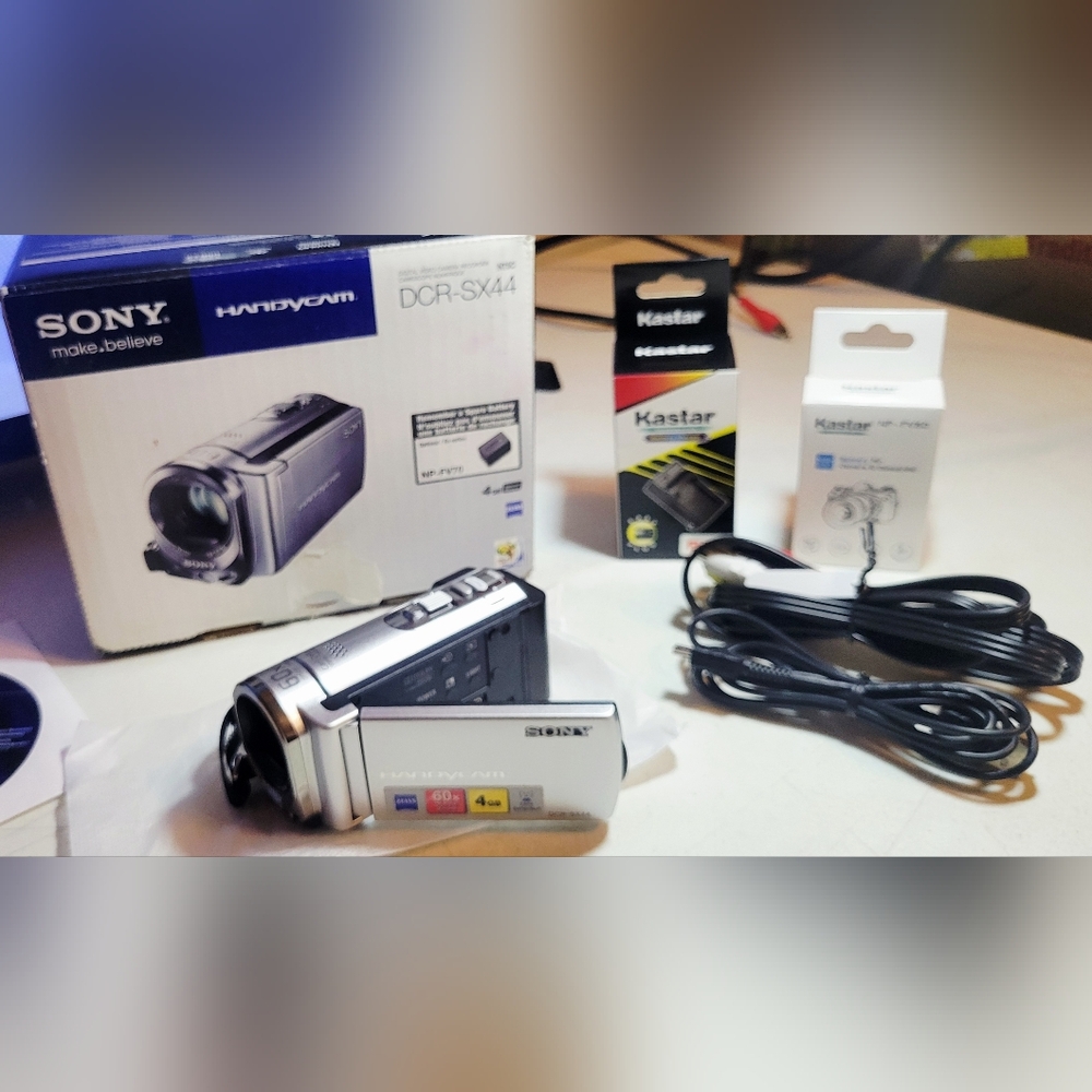 (SOLD)Sony Handycam DCR-SX44 digital video camera recorder New Battery/charger